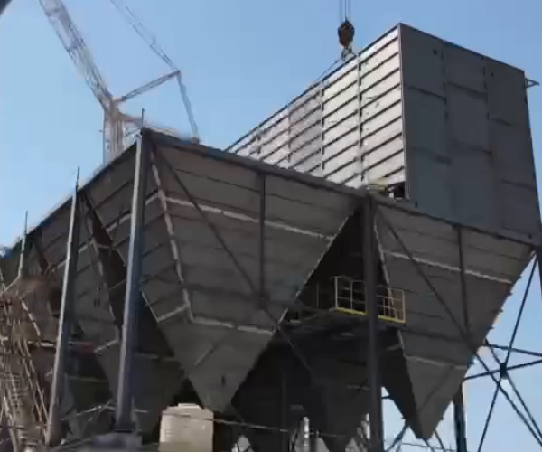 大型除塵器安裝現(xiàn)場(chǎng)